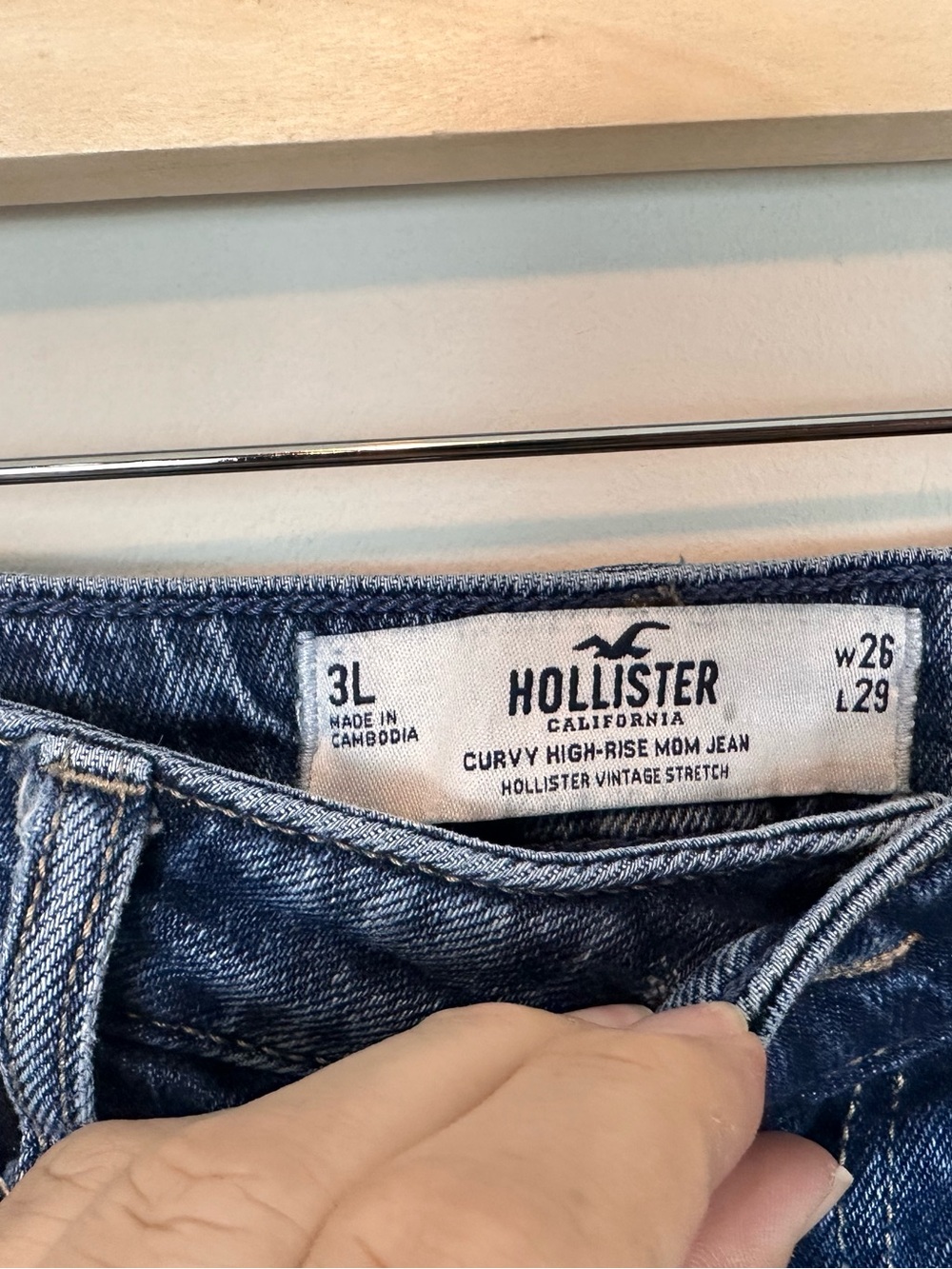 Hollister Curvy High Rise Mom Jeans Ripped Medium Wash Size W26 L29 - Picture 3 of 10